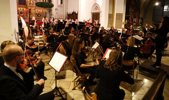 Das Sinfonieorchester der Kreismusikschule Erding spielte für die Aktion »Soldaten helfen« und lieferte zusammen mit dem Blasorchester ein Konzert ab, an das man sich erinnern wird. 	Foto: kw