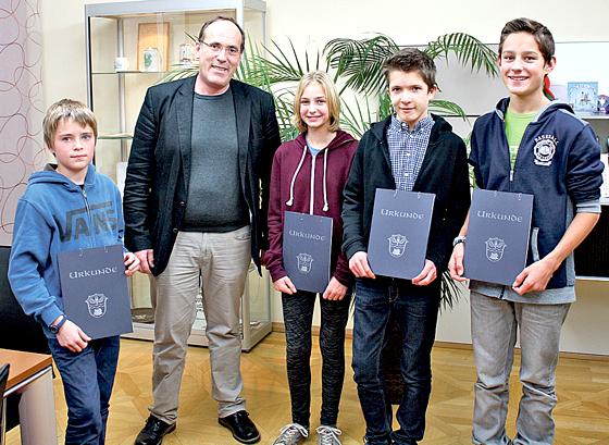 Hohenbrunns Bürgermeister Dr. Stefan Straßmair gratulierte den jungen Taleten zu ihrer erfolgreichen Teilnahme an »Jugend musiziert«.	Foto: Va