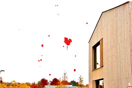 Zur Eröffnung des Kinderhauses ließen die »Wolperdinger« rote Ballons aufsteigen.	Foto: Reinhold Philipp
