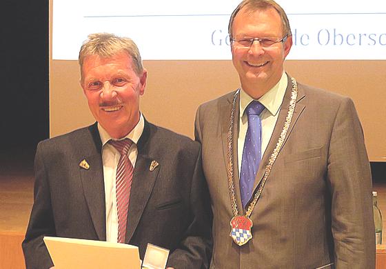 Erster Bürgermeister Christian Kuchlbauer (rechts) bedankte sich bei Gemeinderat Harald Kirch.	Foto: VA