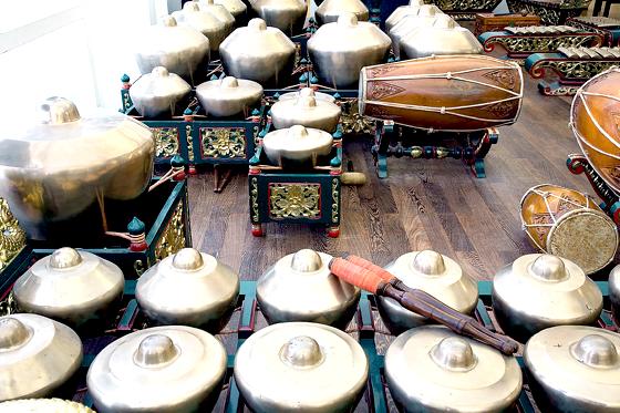 Bonang, Kendhang und Kenong - Instrumente des javanischen Gamelan »Kyai Dipa«.	Foto: Stadtmuseum