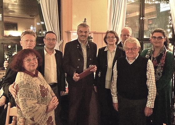 Die SPD in Harlaching konnte eine Reihe mit Mitgliedern für ihre Zugehörigkeit ehren. 	Foto: VA