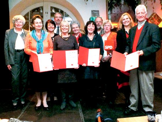 Für ihre SPD-Treue wurden bei der Weihnachtsfeier langjährige Mitglieder geehrt.	Foto: VA