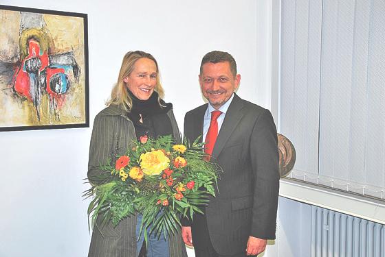 Bürgermeister Klaus Korneder gratuliert Annette Baur zu ihrem Dienstjubiläum.	Foto: privat