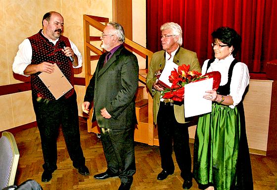 Ralf Hiltwein (l.) ehrte Susanne Schmid, Werner Pfnür und Horst Weinmann (v. r.) zu ihren langjährigen 	Mitgliedschaften bei der Volksbühne. 	Foto: VA