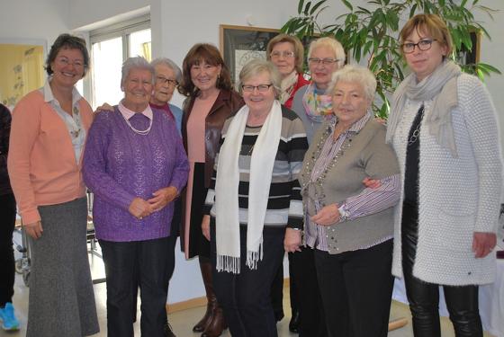 Petra Reiter (Mitte) und Angela Wieser, Leitung Seniorenbegegnungsstätte (rechts) gratulierten den »Granny Socks«.	Foto: VA