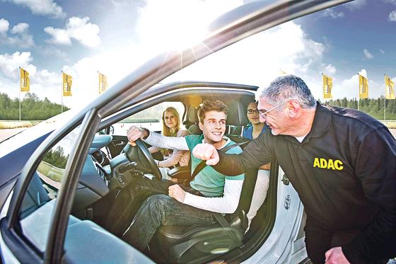 Noch schnell besorgen: Gutscheine für ein Junge-Fahrer-Training und alle anderen ADAC Kurse können online ausgedruckt werden.	Foto: ADAC
