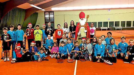 Auch der Nikolaus lobte die rege Teilnahme am Turnier des Tennisclubs Pliening.	Foto: VA