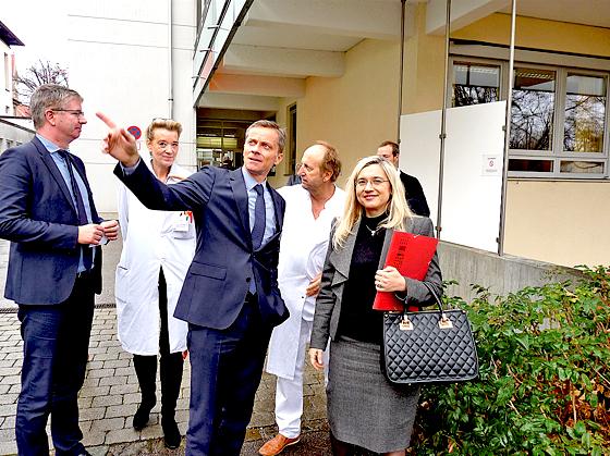 Bei einem Rundgang zeigte Dr. Axel Fischer Gesundheitsministerin Melanie Huml kürzlich die Kinderklinik Schwabing.	Foto: Soir