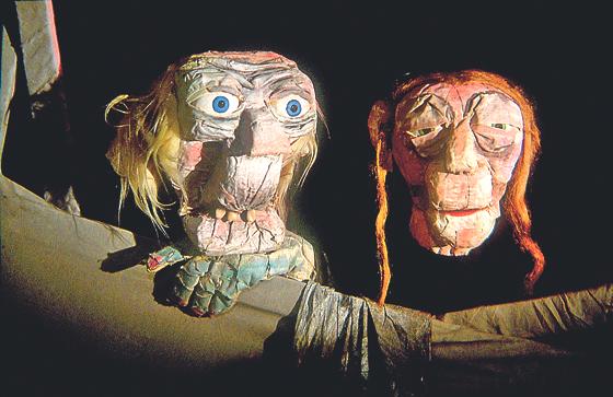 Josef Pretterer schlüpft in seine lebensgroßen Puppen, ein magisch groteskes Figurenkabarett.	Foto: VA