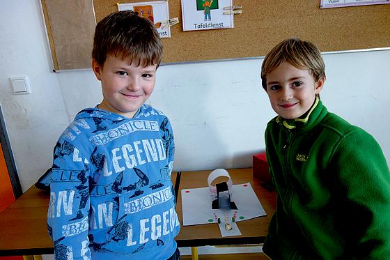 Die kleinen Spieleerfinder Mika und Luca, beide 6 Jahre alt (v.l.).	F.: Gemeinde Haar