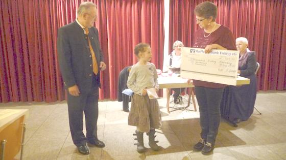Den Scheck über 601,50 Euro übergab Teresa (Mi.) im Namen der Klopf-o-Kinder.	Foto: KF Altenerding