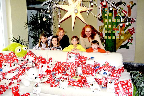 Hundert Mal große Freude: Die Kleinen im Clemens-Maria-Kinderheim bekamen Päckchen.	Foto: VA
