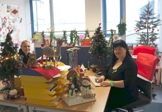 Die Redakteurinnen vom Südost-Kurier/Harlachinger Rundschau wünschen, im weihnachtlich dekorierten Büro, allen Lesern einen guten Start ins neue Jahr und freuen sich auf viele Einsendungen. 	Foto: VA