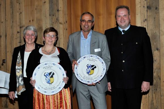 Gabrielle Holler und Stefan Schneiders (beide Mitte) vom SV Lohhof wurden geehrt.	Foto: VA