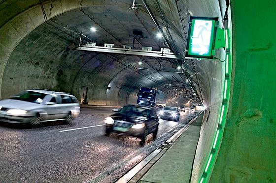 Autofahrer sollten sich bei der Fahrt durch einen Tunnel die Sicherheitseinrichtungen stets gut einprägen.	Foto: ADAC/Michael Bader