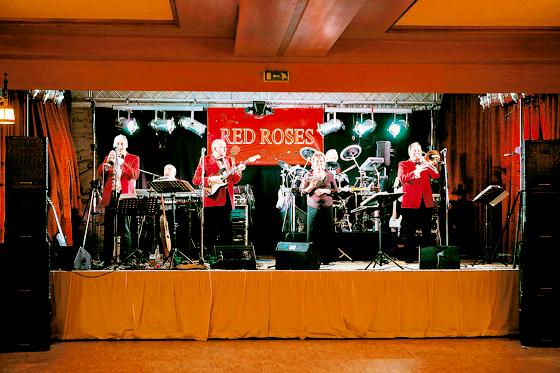 Sorgt für ausgelassene Stimmung: die Band »Red Roses«.	Foto: VA