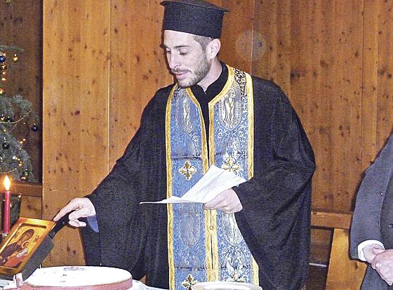 Der Archimandrit Peter Klitsch segnet beim dt.-griechischen Stammtisch die Vasilopita.	Foto: VAe