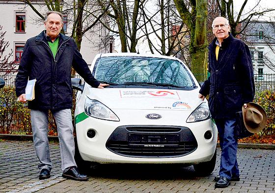 Manfred Renner (l.), Eugen Sauer und das neue Fahrzeug der Nachbarschaftshilfe	Foto: PSD Bank