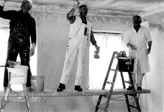 Museumsförderer bei Malerarbeiten im Rieperdinger-Haus 2003.	Foto: Museum der Stadt Grafing