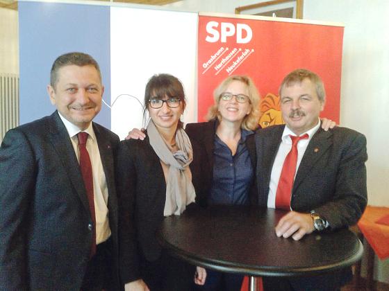 Zum Neujahrsempfang der SPD Grasbrunn konnte der Vorsitzende Ulrich Hammerl (rechts) politische Prominenz begrüßen: Klaus Korneder, Bela Bach und Natascha Kohnen (von links nach rechts).	Foto: SPD Grasbrunn