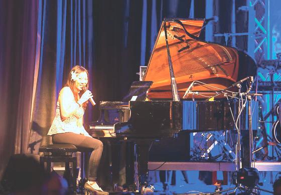 Sängerin und Pianistin Keng Thach spielt am Samstag in Zorneding.	Foto: VA