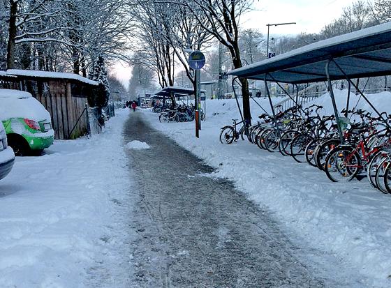 Schnee und Eis am Echinger Bahnhof hielt den Winterdienst seit dem Wochenende in Atem.	Foto: ch