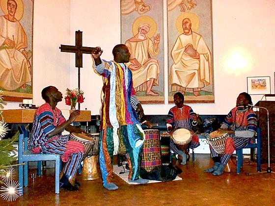 Bei der Vernissage der Ausstellung gab es fetzige afrikanische Trommelwirbelmusik 	Foto: oha
