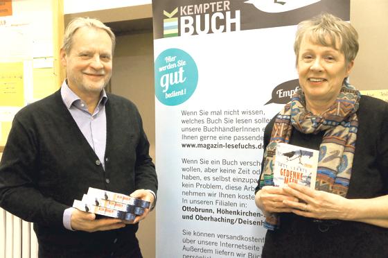 Hauptkommissar Siegfried Wenzel berät Krimi-Autorin Inge Löhnig bei ihren Romanen, damit am Ende auch alles Hand und Fuß hat.	Foto: hw