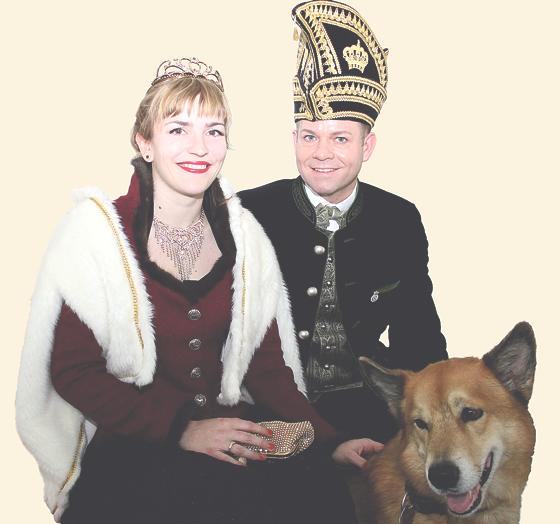 Das Münchner Faschingsprinzenpaar Andrea Aicher und Christian II. mit  tierischem Beistand Donna.	Foto: peso