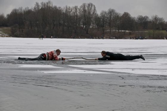 Beim Einbrechen in das dünne Eis entscheiden Minuten über Leben und Tod. 	Foto: BRK Ebersberg