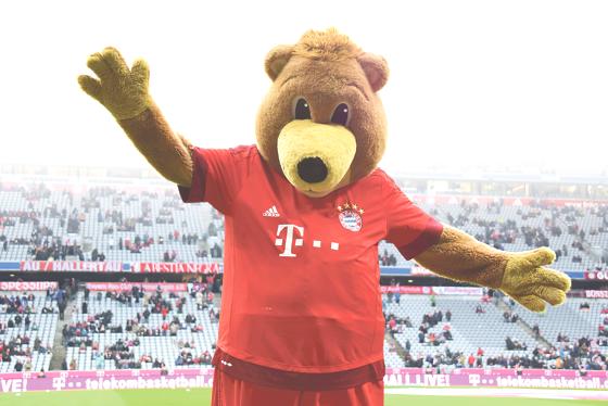 FC Bayern-Maskottchen Berni glänzt beim Familiensonntag auch als Künstler. Zusammen mit den Kindern wird er basteln. Außerdem gibt der sympathische Bär Autogramme.