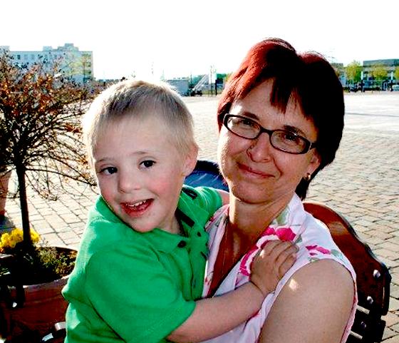 Carola Seifert mit ihrem Sohn Felix, der mit Trisomie 21 geboren wurde, berichtet in einem Buch über ihre vielfältigen Erfahrungen. 	Foto: VA