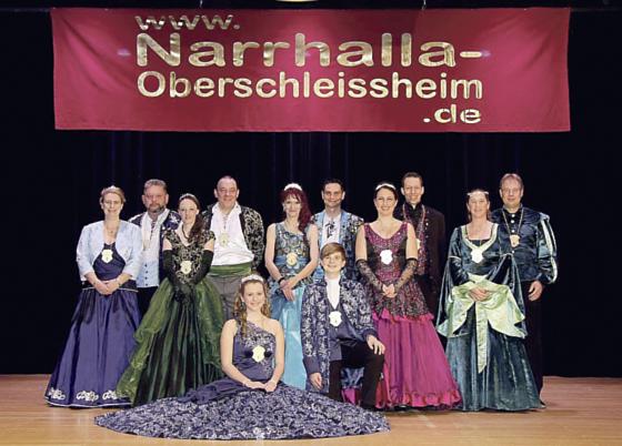 Feierten zur Inthronisation: Prinz Tobias I. und Prinzessin Alina I. (vorne) sowie die fünf Prinzenpaare.	Foto: VA
