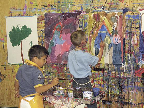 Man besichtigt eine kreative Kinderwerkstatt für alle im Kindergarten- und Schulalter.	Foto: VA