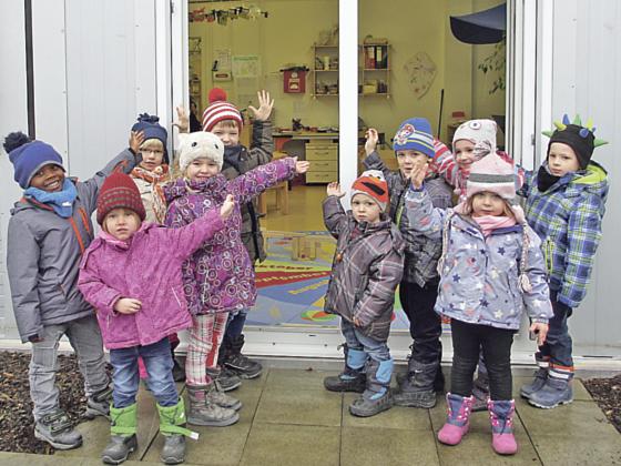 Die Kinder des Kindergartens laden zur Besichtigung ihres Hauses ein.	Foto:Johanniter / Christina Singer