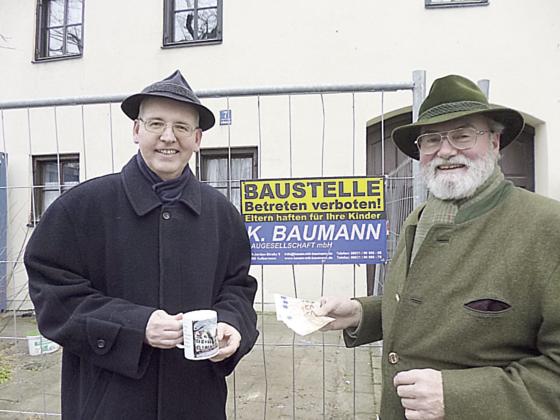 Friedrich Huber (rechts) überreicht Geldspende an Pfarrer Harald Wechselberger.	Foto: privat