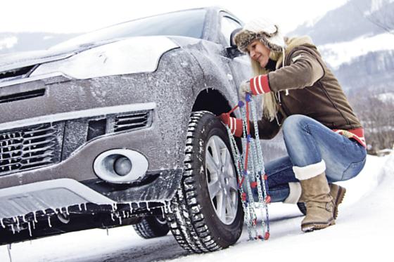 Um vorbereitet zu sein, sollten Autofahrer die Schneeketten-Montage bereits vor der Fahrt in die Berge üben. 	Foto: ADAC	