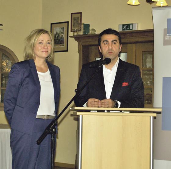 Doris Rauscher mit dem migrationspolitischen Sprecher der SPD Landtagsfraktion Arif Tadelen. 	Foto: MdL