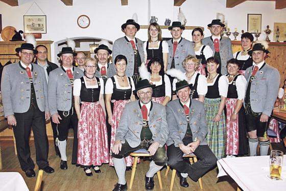 Sie stehen für die gelebte bayerische Tradition in der Kreisstadt Ebersberg  die Vorstandschaft des G.T.E.V. »Ebrachtaler«.	Foto: Trachtenverein Ebersberg