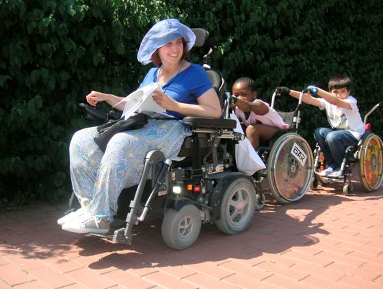 Die Kids spüren Erschwernisse für Menschen mit Behinderung auf.	Foto: KJR
