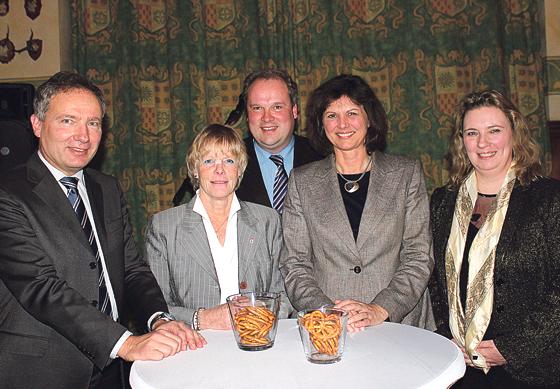 Versammelte politische Prominenz (v. li.): Roland Spingler, Ursula Mayer, Christoph Göbel, Ilse Aigner und Kerstin Schreyer-Stäblein.	Foto: CSU
