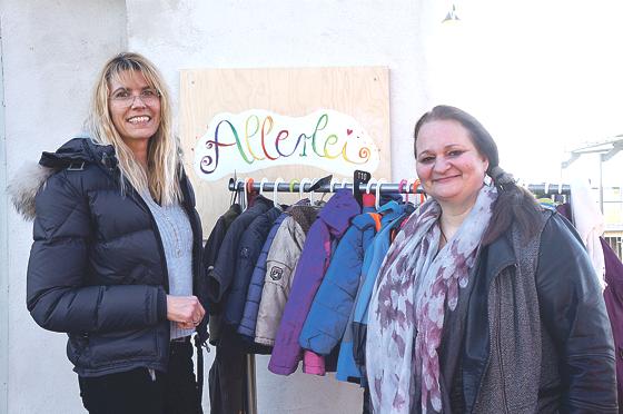 Christiane Welz und Rosi Fritzsche (v. l.) von der DSGA freuen sich über viele Spender und Einkäufer im kürzlich eröffneten »Allerlei«.	Foto: hw