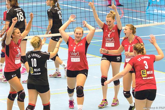 Siegten in Dresden: die Lohhofer Volleyballerinnen um Coach Pfletschinger. Ihr nächstes Spiel bestreiten sie am Sonntag. 	Foto: Forcher