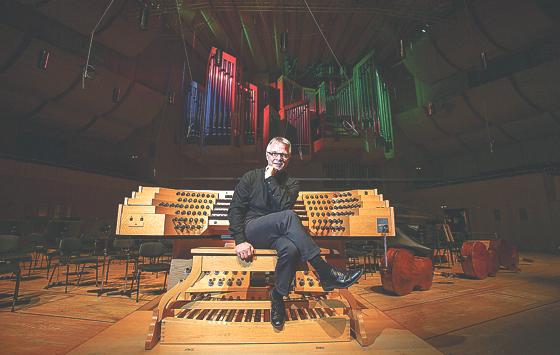 Der Organist Stefan Moser reizt die Möglichkeiten der 6.000 Pfeifen umfassenden Klais-Orgel aus.	Foto: VA