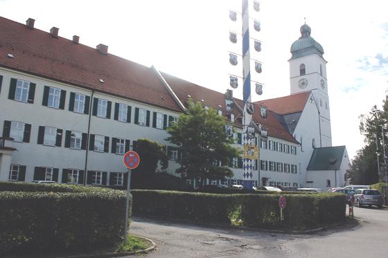 Kreisheimatpfleger Markus Kramer referiert über die Historie des Klosters Ebersberg.	Foto: Stefan Dohl