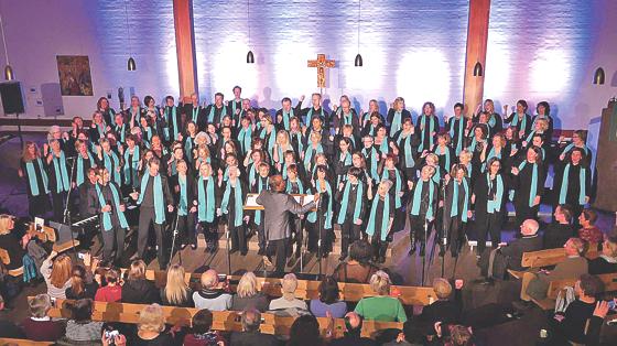 Mehr als hundert Sängerinnen und Sänger unter Leitung von Michael Flannagen bieten am 12. März in St. Martin »Gospel in Concert«. 	Foto: VA