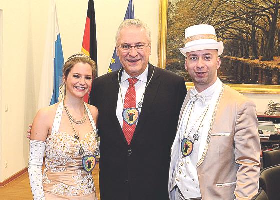 Das Prinzenpaar Daniela I. und Robert V.  überreichte Innenminister Joachim Herrmann den Orden des Moosacher Faschingsclubs. 	Foto: MFC