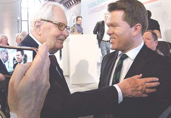 Zwei Generationen der Münchner SPD-Geschichte: Florian Post (34) gratuliert Hans-Jochen Vogel zum 90. Geburtstag.