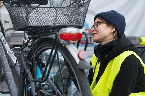 Beim Sicherheitscheck wird besonders die Beleuchtung der Fahrräder geprüft und wenn nötig korrigiert oder repariert.	Foto: Radlhauptstadt München, Gleb Polovnykov